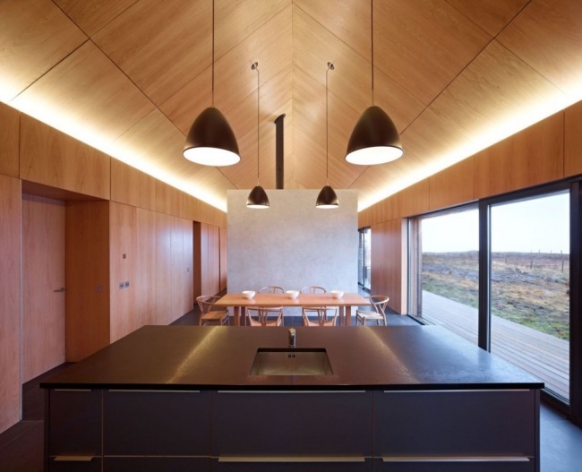 Pendelleuchten Küche Satteldach-borreraig haus aus Holz-dualchas architects-Verglaste Wand