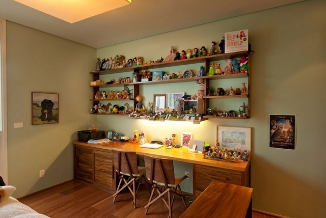 gemütliche ecke Schreibtisch-Stühle Kinderzimmer-Innendesign Ideen offene-Regale-naturholz