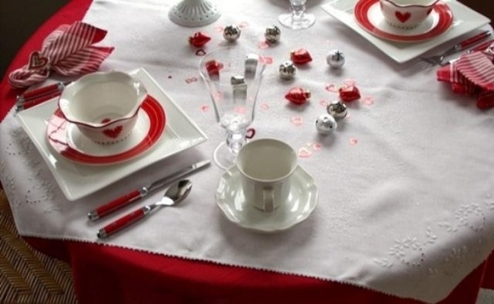 Deko Valentinstag-Tisch decke-weiß Rot Geschirr-Tassen Rosenblätter