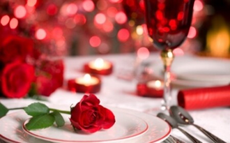 Romantische ideen deko zum Valentinstag-Tafel Rosenblätter streuen