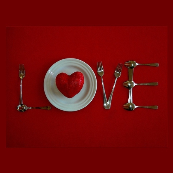Silberbesteck Romantisches Arrangement-gabeln Löffeln Valentinstag-Dekor Rotes Tischtuch