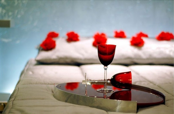Romantisches Rot weiß Schlafzimmer Verzierung-Rosablätter zerstreuen-Weingläser