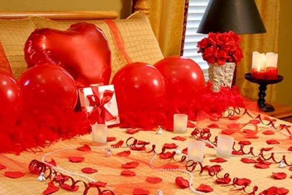 stumpenkerzen Romantisches schlafzimmer dekorieren-Ideen Rosablüten zerstreuen
