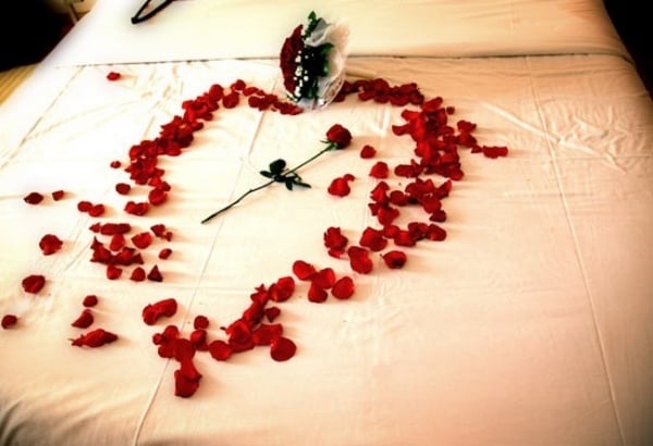 Rosa-Blätter Blüten Dekorieren Ideen Bett-Valentinstag Herz-Form