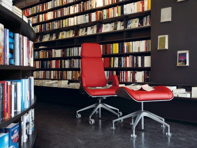 Roter-Sessel Büroraum-Gestaltung Ideen modern-Silver Kimball Fußschemel
