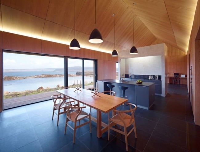 Satteldach Haus aus Holz Insel-Innendesign Lichtleiste Esstisch Verglasung