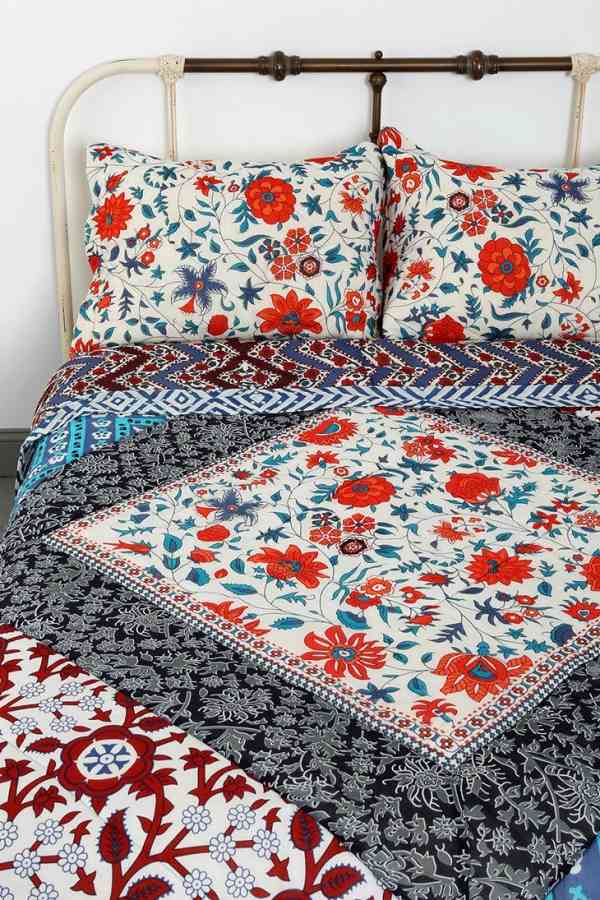 Schlafzimmer Einrichten Auffrischen Bett-Vintage Bettwäsche-kleine Blumenmotive-Rot Metall-Rahmen Bettkopfteil