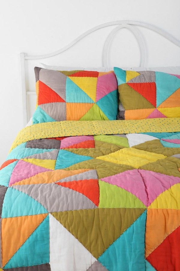 Schlafzimmer Bettdecke geometrische Muster bunte Gestaltung