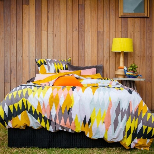 Schlafzimmer Dekorieren-Bettwäsche und Kissen Muster farbenfroh Tischlampe