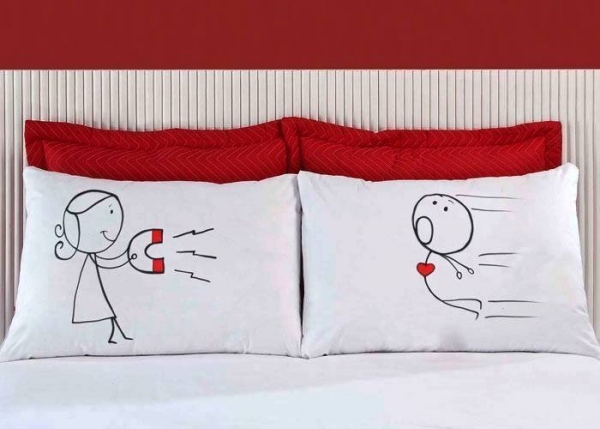 Schlafzimmer Deko Valentinstag ideen moderne Bettwäsche-rot Weiß-Liebespaar-Motiv