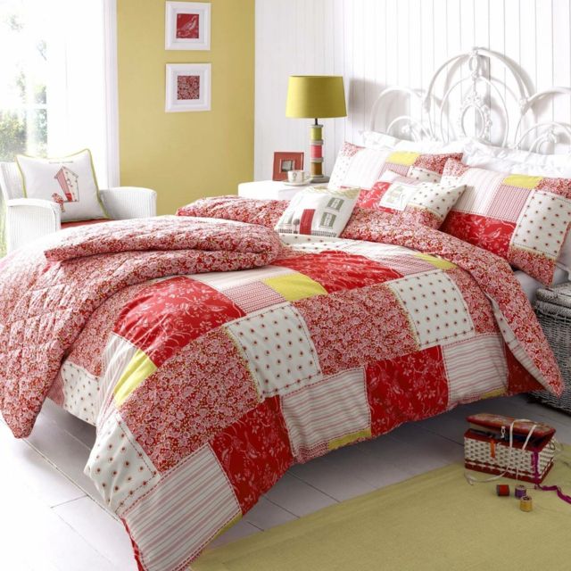 Landhausstil Bett Tagesdecke rot Muster Patchwork Design