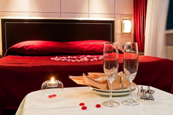 Schlafzimmer Valentinstag-Dekorieren Rosenblüten Kerzen-rot Bettwäsche