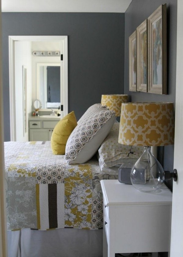 Schlafzimmer Wandfarbe Bettwäsche-Grau Gelb-Schlafzimmertisch Lampe