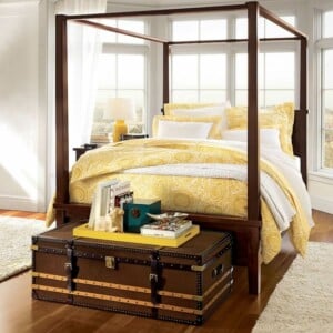 Schlafzimmer einrichten Himmelsbett rote Kirsche Naturstoffe Baumwolle gelbe Farbe