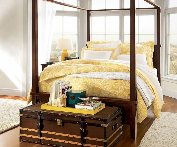 Schlafzimmer einrichten Himmelsbett rote Kirsche Naturstoffe Baumwolle gelbe Farbe