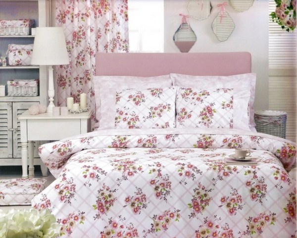 romantische Einrichtung weiße Holz vintage Möbel rosa Muster