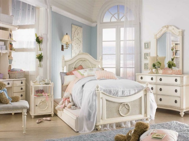 Bett Holz Möbel blaue Wandfarbe charmantes Kinderzimmer einrichten
