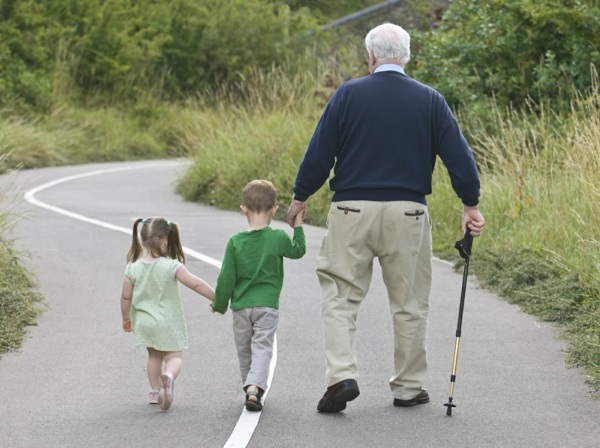 mindern zu Fuß gehen Kinder Großeltern