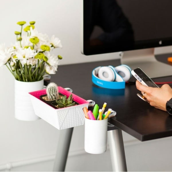 Schreibtisch frei halten aufräumen Pflanztöpfe Vasen Ablagefläche
