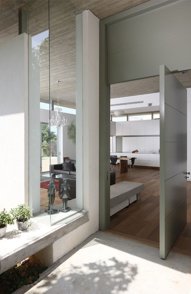 Schwingtür mit seitlicher-Dreh Achse-Türen Hauseingang Innenbereich- Gestaltung Materialien