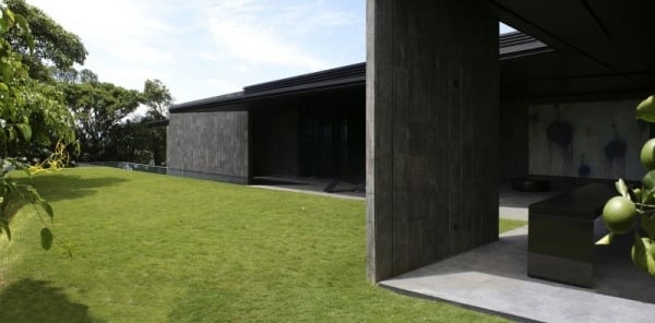 Flachdachhaus Konstruktion-offene Bauweise-gepflegte Rasenfläche