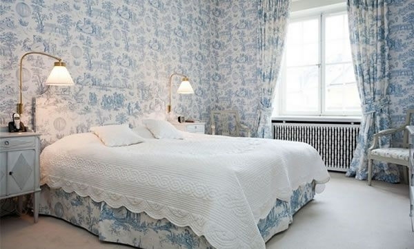 Schlafzimmer blaue Wände Bett Spitze vintage Stil