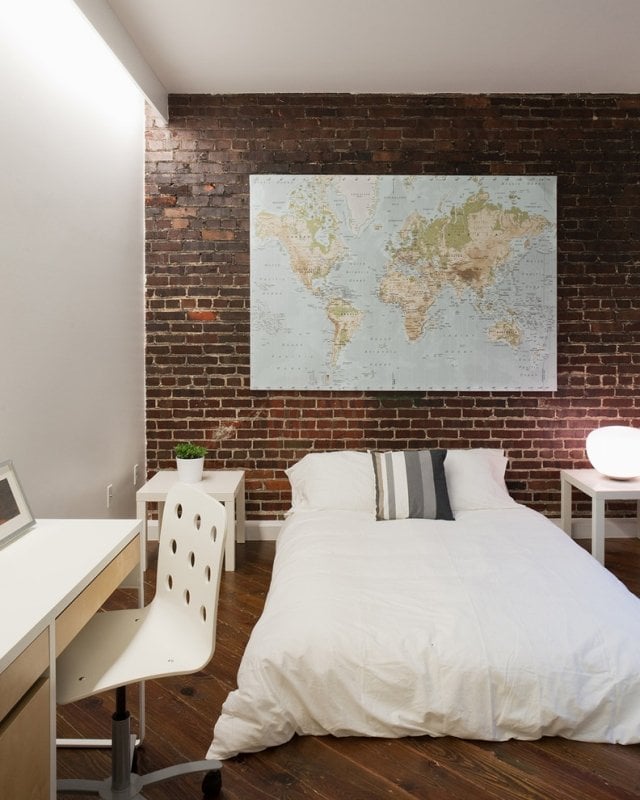 Teenager Zimmer gestalten-Decken Lichtleiste Weltkarte Wand Ziegel Schlichtes Bett-Tiffany-Farha-Design