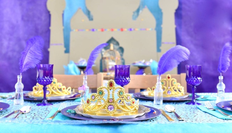 Tischdeko Fasching von 1001 Nacht inspiriert mit Krone am Kindertisch
