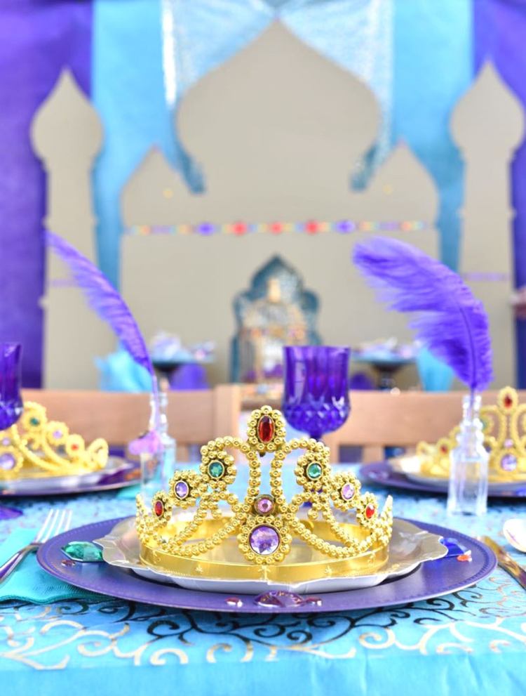 Tischdeko Karneval Kindertisch festlich mit Krone und Federn dekorieren