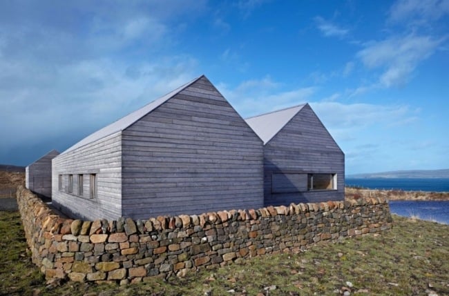Traditionelle Bauweise vernakuläre Architektur-Schottland Haus mit Satteldach Meerblick