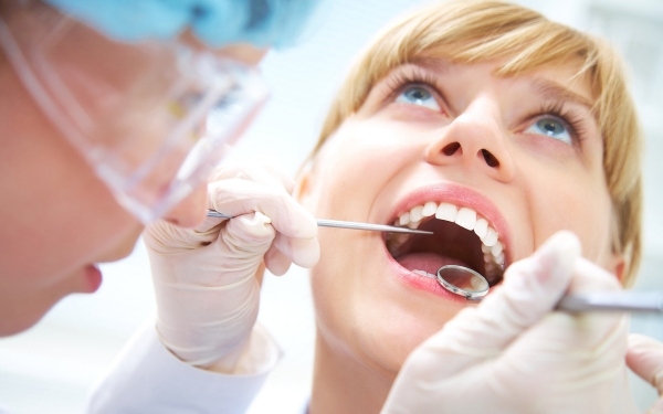 Untersuchung beim Zahnarzt-Zahnschmerzen lindern Zahnfleischentzündung-Karies heilen