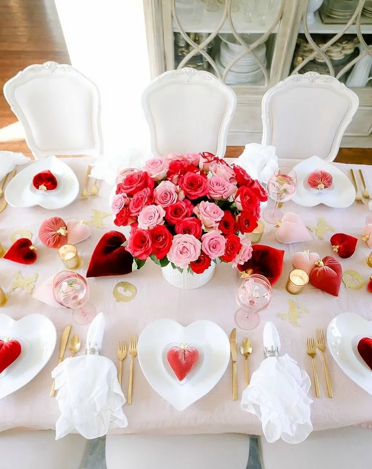 Valentinstag Tischdekoration mit Herzen und Rosen