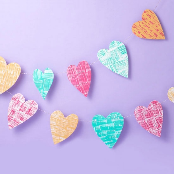 Wanddeko basteln ideen Valentinstag Girlande Herzförmige-Zettelchen