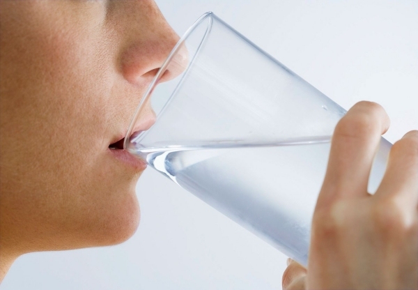 Wasser-trinken Tipps-gegen Mundgeruch-Wie umgehen Methoden gesundheit