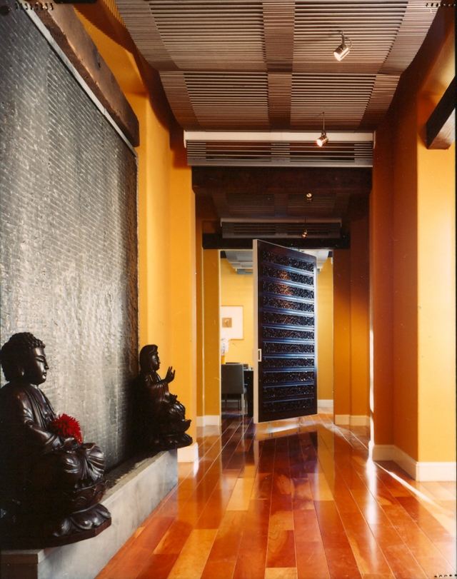 Wasserfall im Innenbereich flur dielenboden statuen asia stil