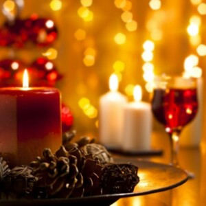 Weihnachten Duftkerzen romantische Atmosphäre Wein Tannenzapfen