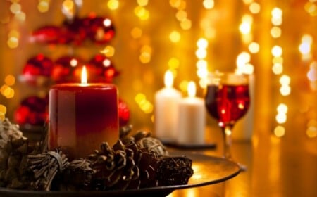 Weihnachten Duftkerzen romantische Atmosphäre Wein Tannenzapfen