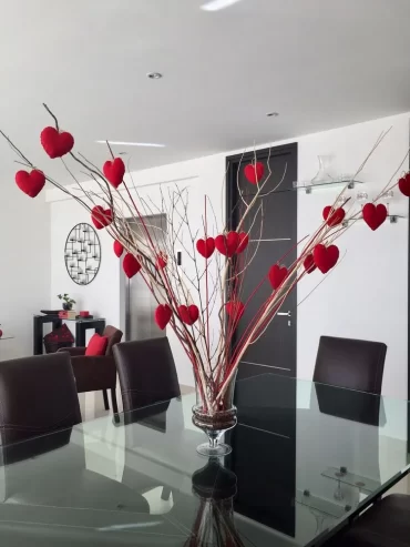 Zweige in Vase mit Herzen dekorieren zu Valentinstag