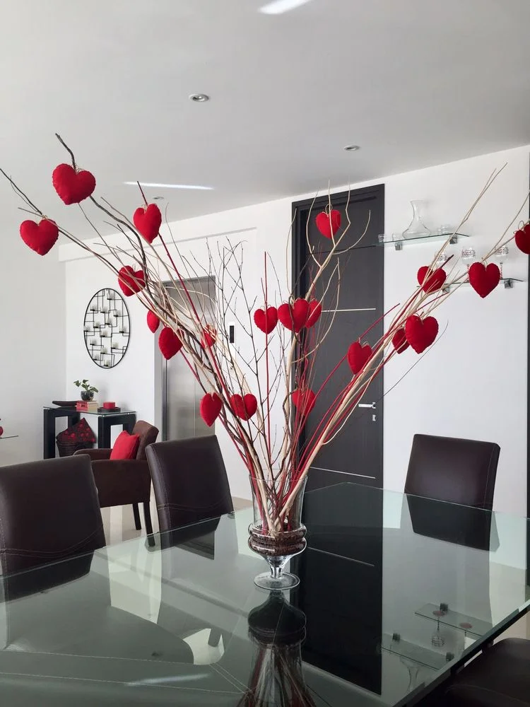 Zweige in Vase mit Herzen dekorieren