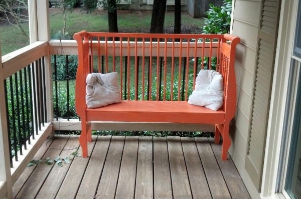 altes babybett recycling sitzbank veranda orange streichen