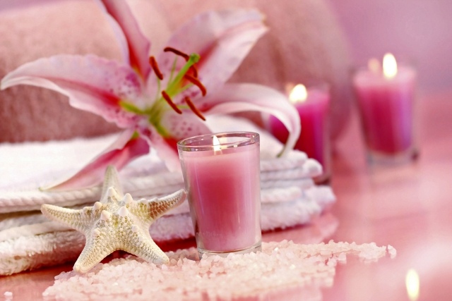 badezimmer dekor romantische atmosphäre kerzen blumen valentinstag