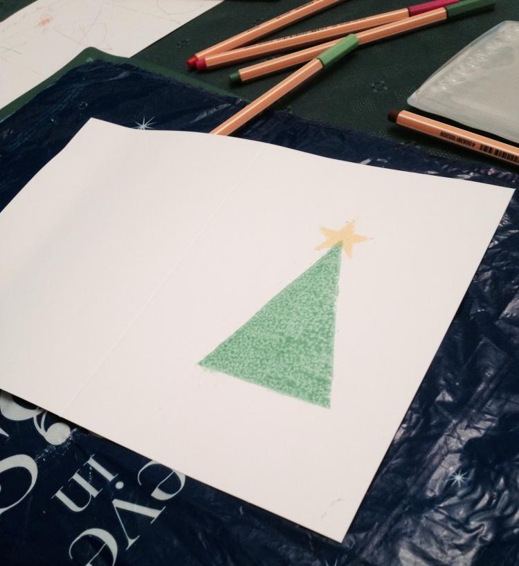 bastelideen-kinder-weihnachtskarten-weihnachtsbaum-stempel-kreativ-personalisieren-diy