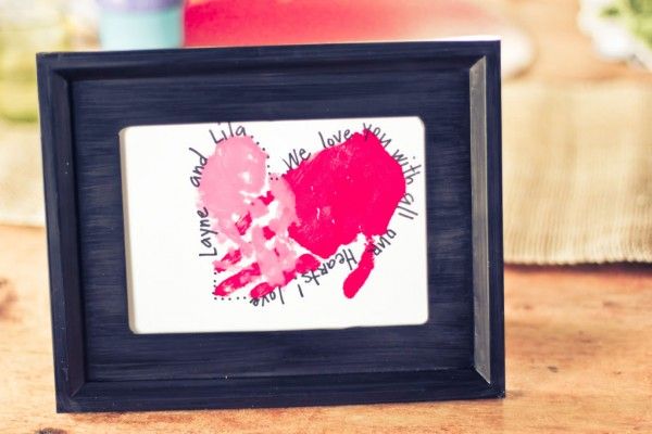 Bastelideen zum Valentinstag kinder handabdruck bilderrahmen glueckwünsch