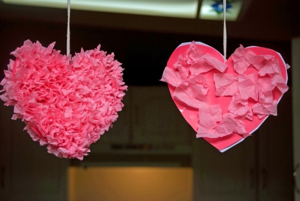 basteln valentinstag kinder herzen seidenpapier kleben aufhaengen