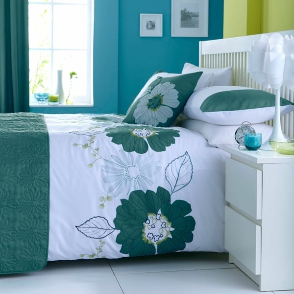Schlafzimmer weiße grüne Bettdecke Pflanzen Motive