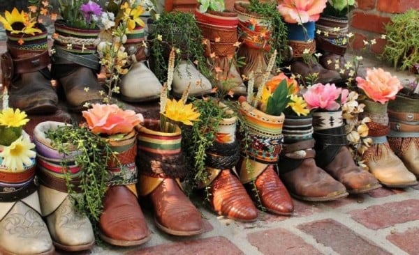 Blumen in alten Schuhen stiefel ideen pflanzgefaese