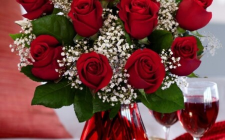 blumenstrauß rote rosen tradition zeitlose idee wein