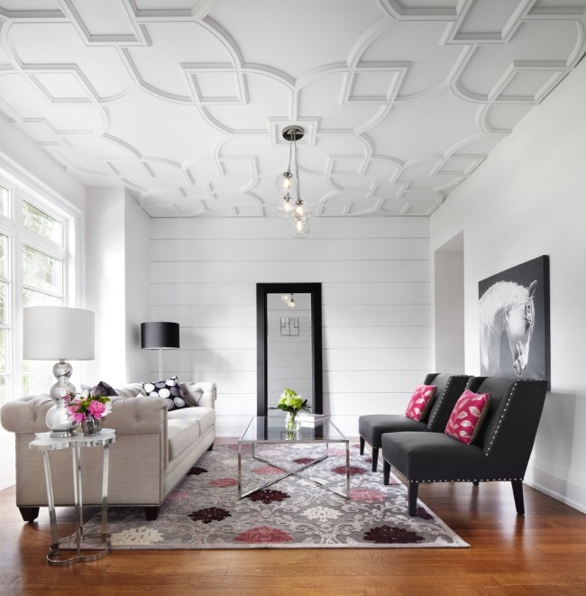 deckengestaltung neoklassich weiß wohnzimmer creme schwarz