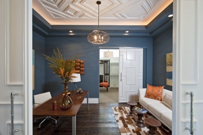 deckengestaltung weiß dekorative elemente blaue wände