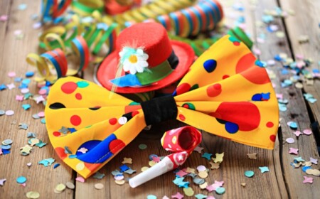 deko für party kostuem-idee-fliege-hut-clown-konfetti